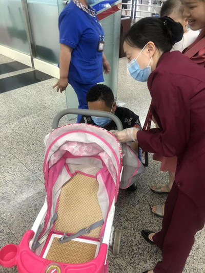 圖片1.png“真情服務(wù)”是讓旅客更加安心、放心、舒心的出行。行查室作為部門進(jìn)港服務(wù)的最后一個(gè)環(huán)節(jié)，在日常工作中也很注重服務(wù)細(xì)節(jié)。6月10日，行查室工作人員幫助旅客打開(kāi)嬰兒車，為她排憂解難。.png